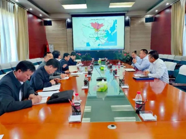 阿拉善萬(wàn)創(chuàng)礦業(yè)關(guān)于投資建設(shè)烏力吉口岸-中衛(wèi)鐵路線及配套“一園四區(qū)”項(xiàng)目交流會(huì)正式召開(kāi)