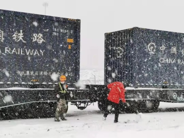 萬創(chuàng)物流 | 港口的“暖”冬與堅守