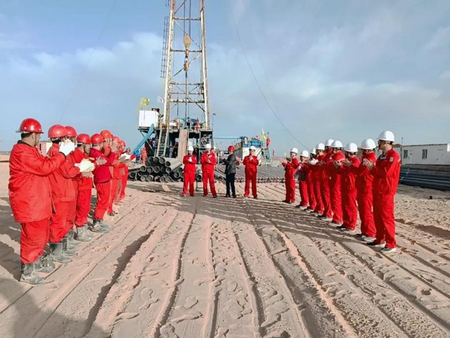 萬(wàn)創(chuàng)集團(tuán)額濟(jì)納旗達(dá)溫諾爾石油勘探項(xiàng)目正式開工