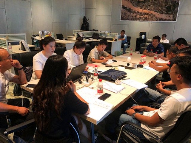 集團(tuán)職能部門走進(jìn)生產(chǎn)一線提升服務(wù)