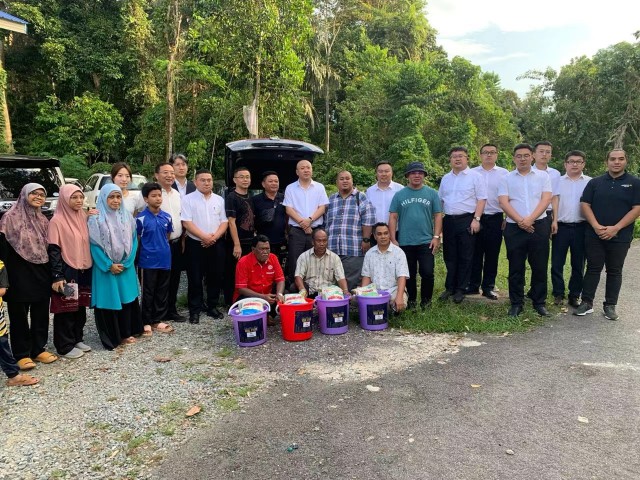 展現(xiàn)外資企業(yè)責(zé)任擔(dān)當(dāng) 萬創(chuàng)集團在馬來西亞開展貧困捐助公益活動