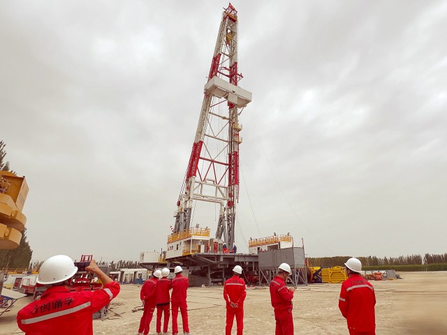 業(yè)務(wù)聚焦 | 麥蓋提莎車2區(qū)塊首口探井井架巍然立起，鉆探新征程正式開啟！